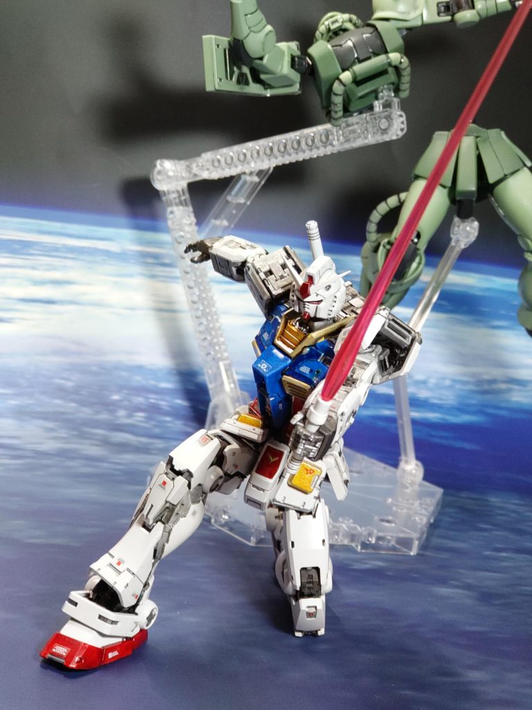 ジーンのザクをぶった斬ったシーン作画の嘘で本来なら出来ないシーンが、まさかの再現足もそうですが、体の曲げ具合がまた良い仕事をしておられる