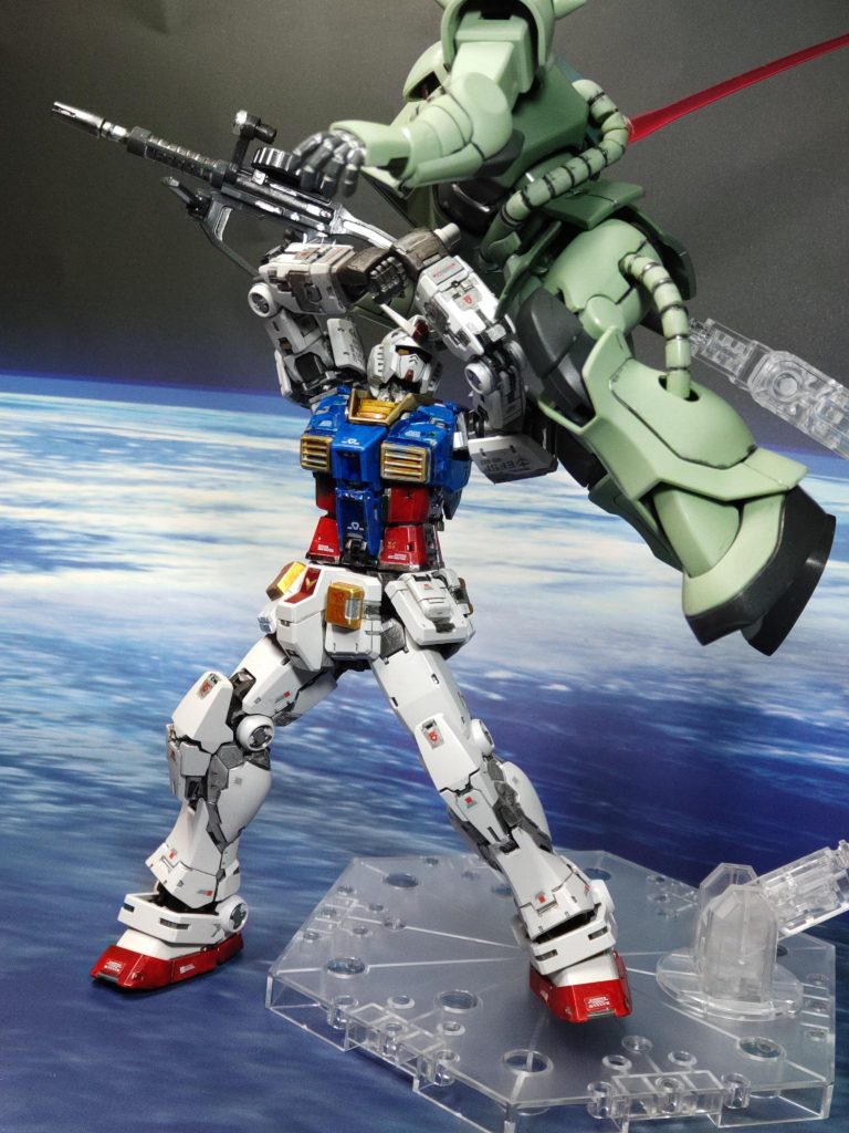 デニムのザクを貫いたシーンこのビーム・サーベルを両手で持って頭の上に持って行くのが地味に難しいのに、完全に再現してくれましたガンプラの進化やべえ(;・∀・)