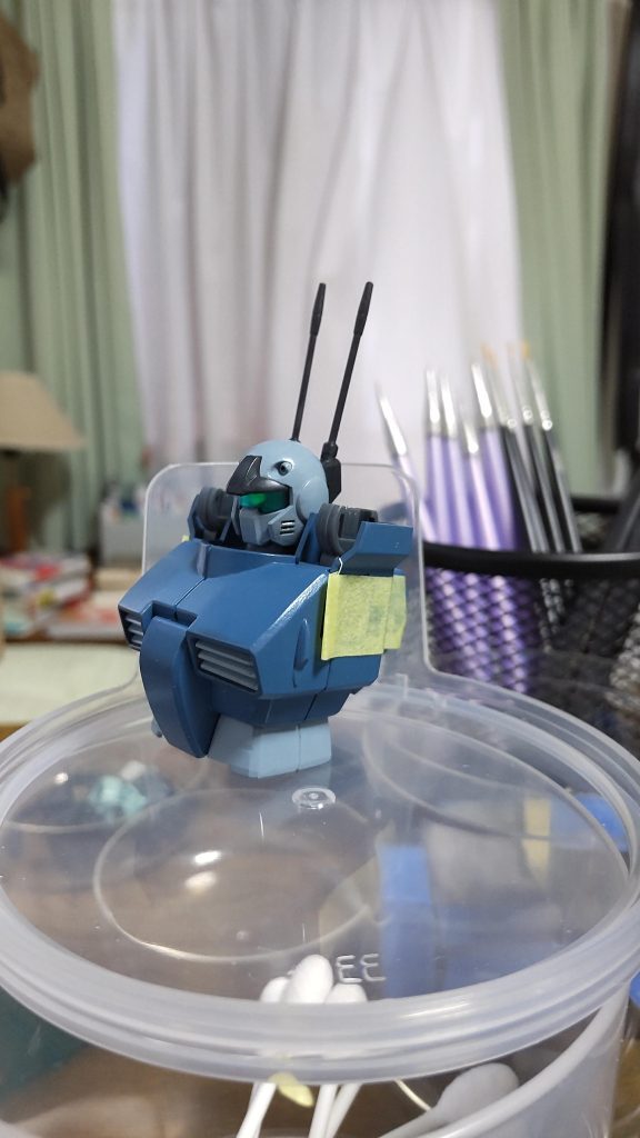 バックパックを接着中特別難しい事はしていません………丁寧に筆塗りしました。