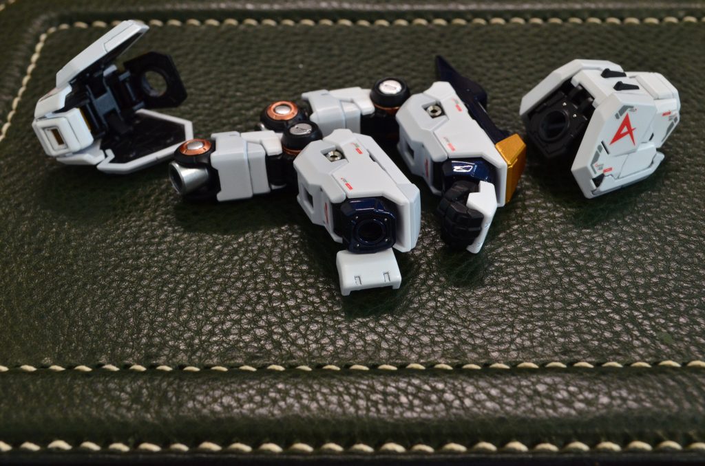 腕の内部はほぼ見えないので塗り分けはなし。ツインパイプと袖口と肩にスチールボールの埋め込み。