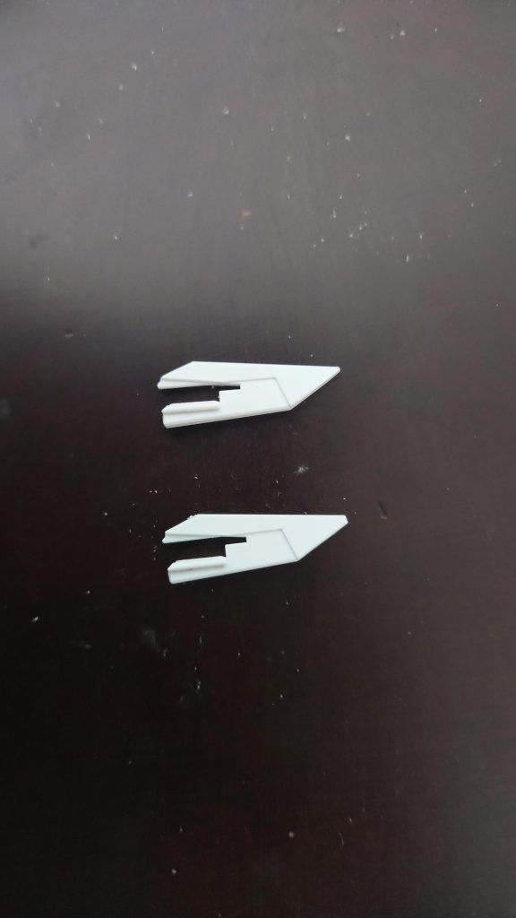 肩のパーツの先端が気になったので、ここもシャープ化しました上がいじったやつ、下が元のですね