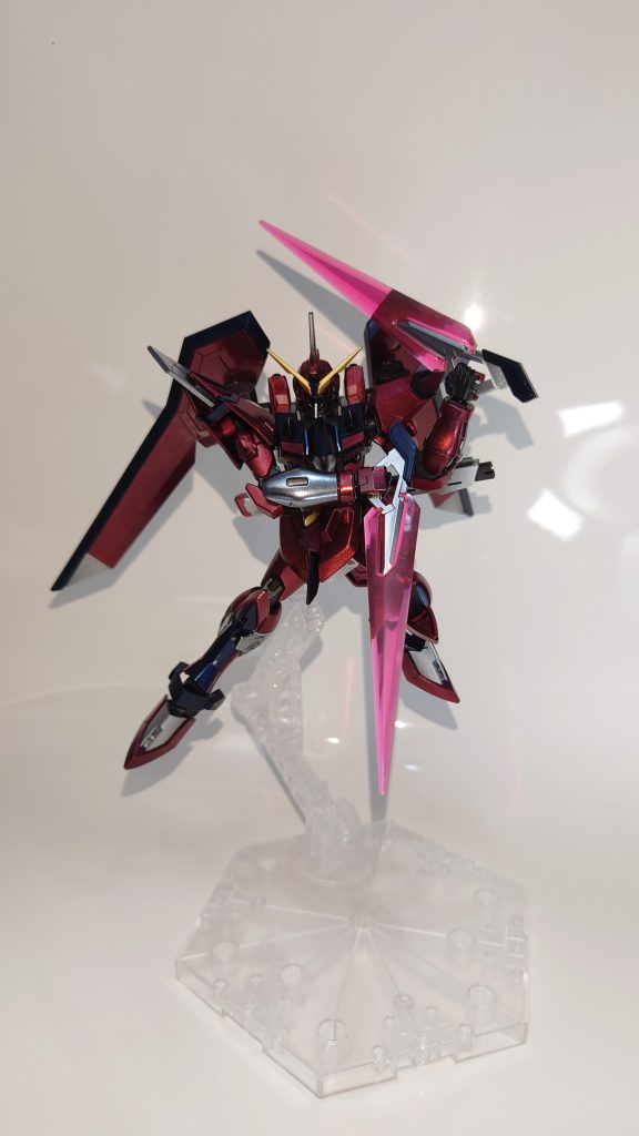 構えたポージングジャスティスは銃より剣を構える方が好きだなって思います剣は片方逆手で持つスタイルが好きなので、そのポージングを決めてみました