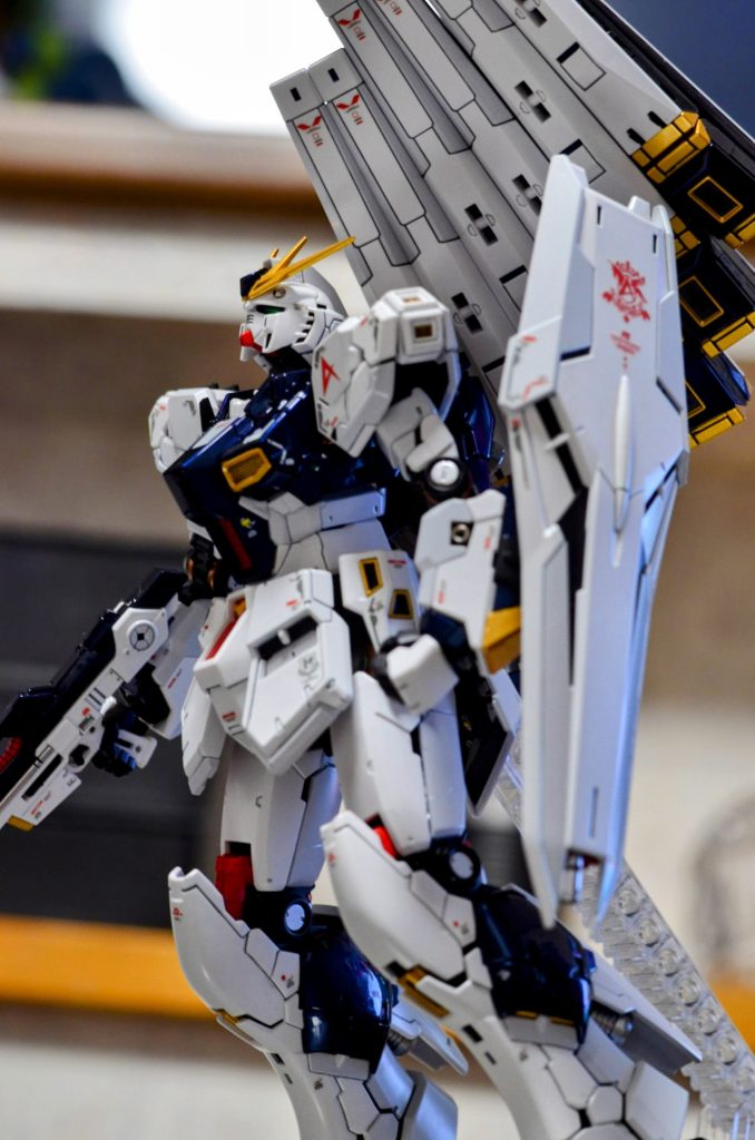 主な塗り分け白外装ファンデーションホワイトスーパーシェルホワイトファンデーションホワイトとスーパーシェルホワイト1:2↑を塗装したものをセミグロスクリアープレミアム→セミグロスクリアープレミアムとアクセルSクリアーの1:1で混ぜたものをコート。一度、セミグロスクリアーで光沢を落としてから6〜7割程度の光沢を出すイメージで仕上げました。光沢クリアーのポテンシャルを10割引き出せてるのか?というと出来てないですけど😣紺外装EXブラック→プリズムブルーブラック→アクセルSクリアーの中砥ぎ仕上げ。フレームはアルマイトブラック