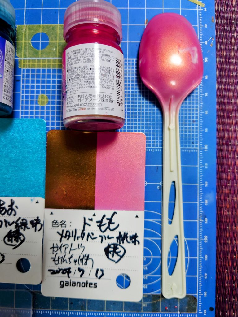 今回使ったドもも テストピース作ってみました。 テストピースの左が黒下地に塗装したもの、右側が白地ベースです。発色の、違いが一目瞭然ですね!