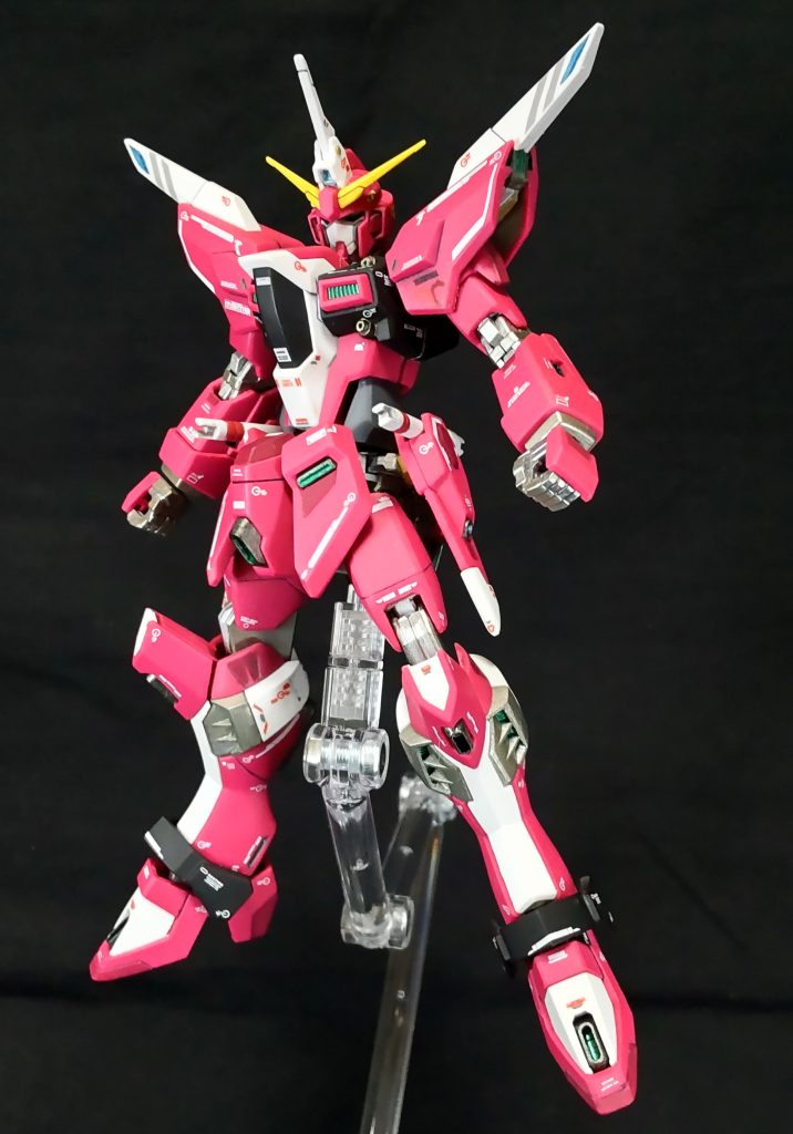 装備がないフォルムは、勇者シリーズのロボットみたいに見えます。関節、メカニカルなところは、チタンシルバーをメインに塗り分け、ダクトぽいところはメタリックグレーとメタリックグリーン、装甲のピンクには、MSシャアレッドで色を足してます。