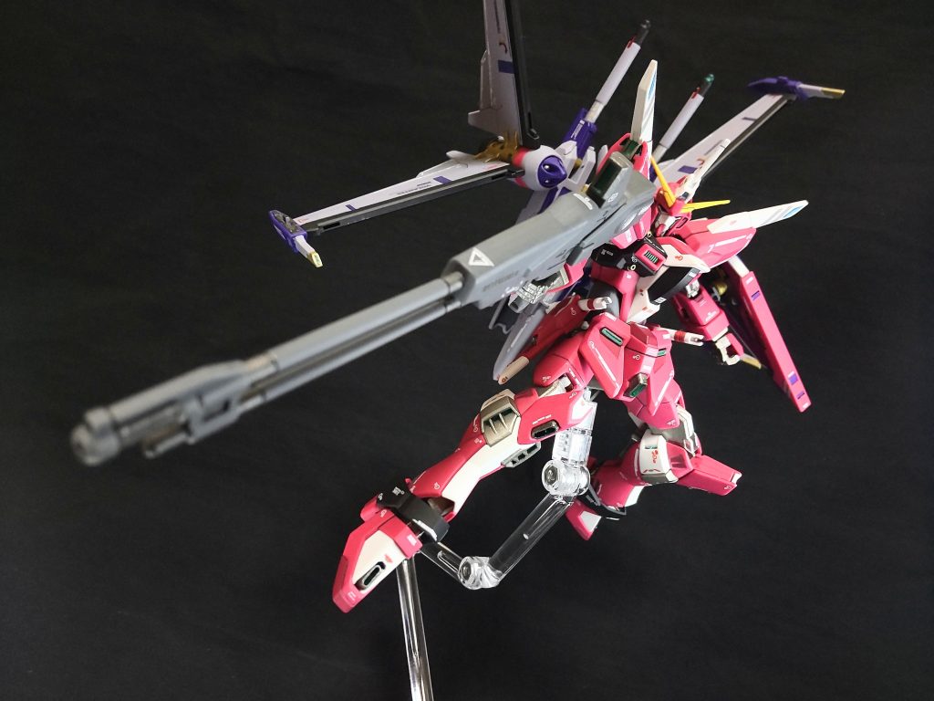 ゲルググメナースのレールガンは、持ってないのでそれらしいモノと言うことで、手持ちのジャンクから1/100イージスのモノを持たせてみました😄、デカくて良い感じ😁。