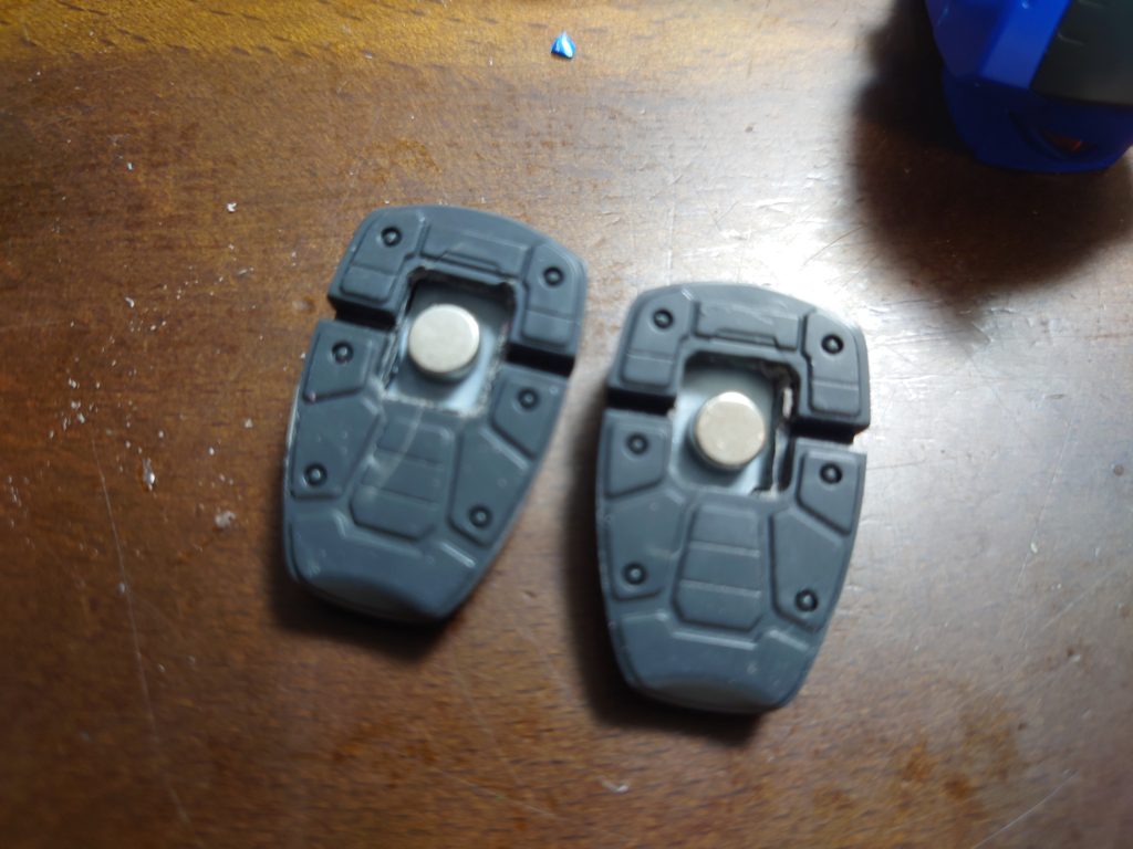 ドダイとの接続に、足裏にマグネット仕込んでます。