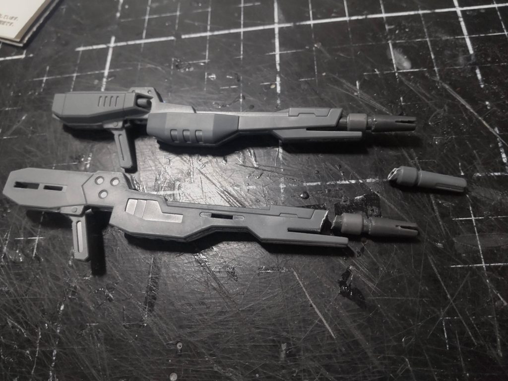 制作工程です。と言ってもそんなに改修はせず、銃口を作り直したり、グリップに指がかかるようにしたくらいですね。