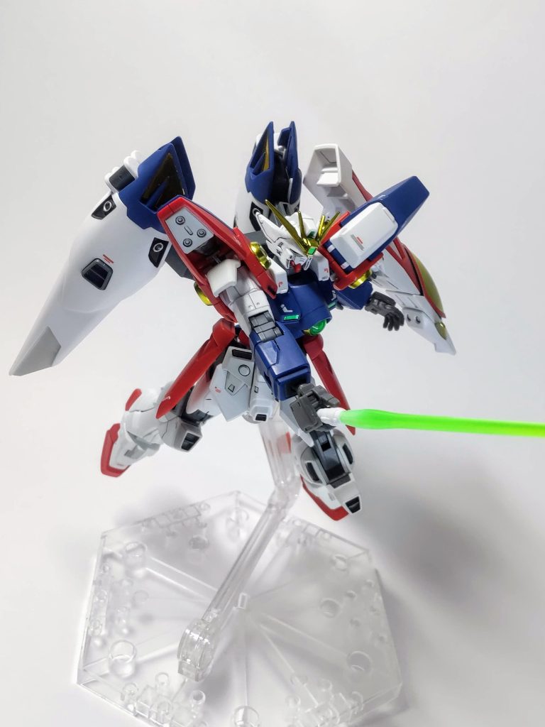 最後の勝利者…エピオンも並べたい…。このポーズのために他のガンダムからハンドパーツを拝借しました。