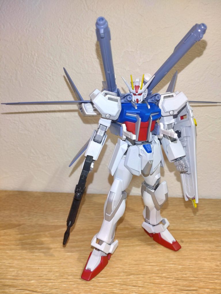 これだけでは物足りず、慌てて素組したIWSPを装備!ストライカー装備するだけでグッと映えますねぇ。ただガトリングシールドはジョイントが異なっていたので、直す時間がなく未装備に^^;