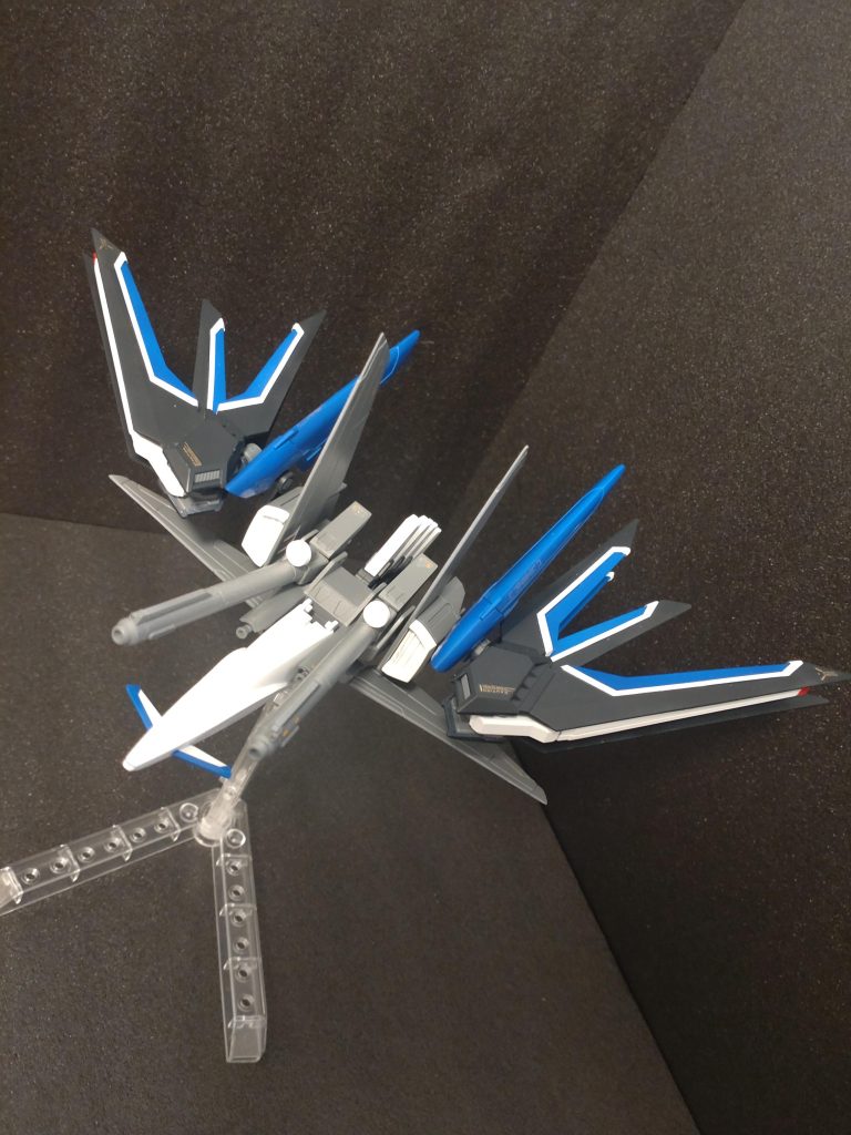 新兵装「 ライジングストライカーパック」。機動力と射撃性能を向上させる設定です。なのでI.W.S.Pの対艦刀はオミット( 最初は付けてたけど、レールガンもあるから腰回りがごちゃごちゃしすぎたのが本音^^;)