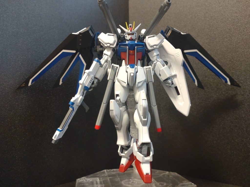 ストライカーパックとドッキングした通常形態。ライフリのウイングは本家より広げて配置することにより、左右への旋回性能がアップしているという設定です。