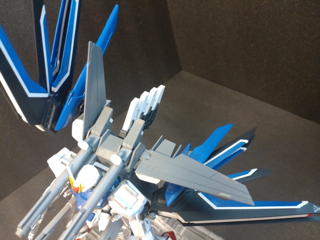 今回のミキシングのポイントは、I.W.S.Pの主翼にジョイント仕込んで可動式にしたことです。これにより、支援メカ形態、通常形態、高速飛行形態の3形態を再現することが可能になりました。