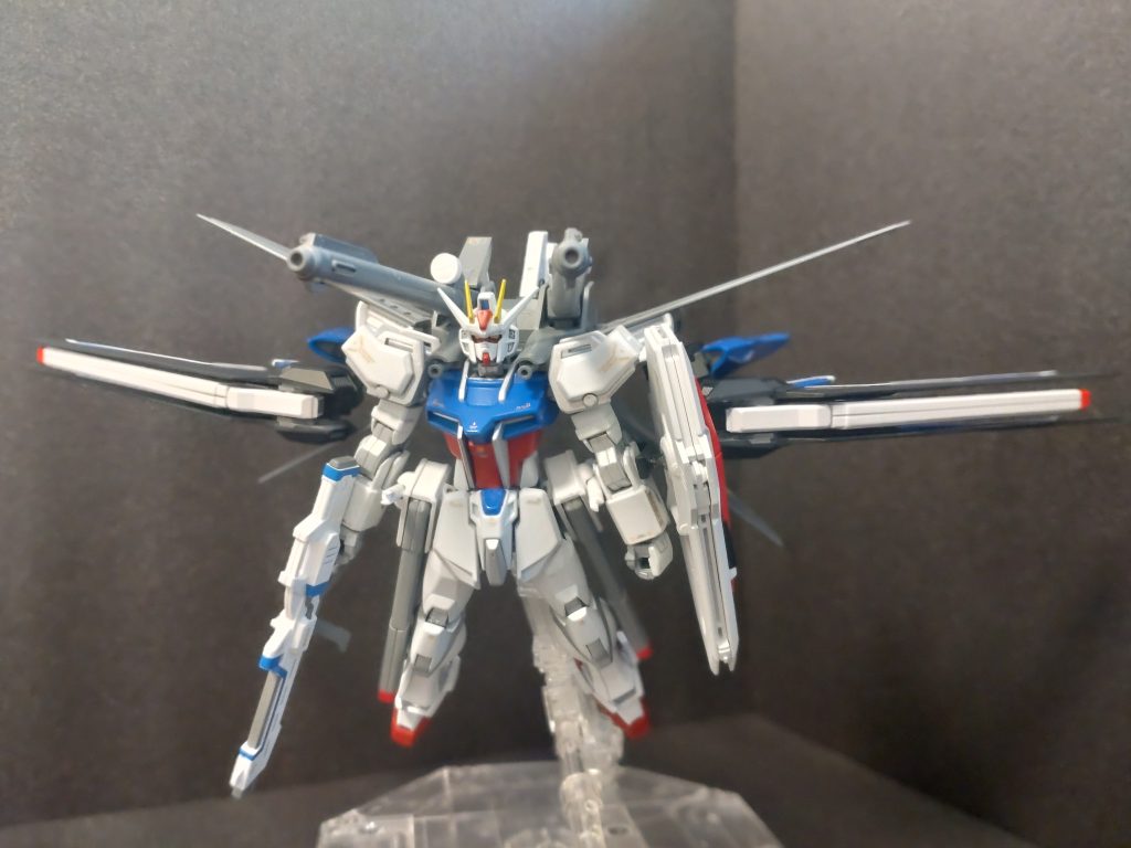 全ウイングを横に展開した高速飛行形態。ライフリのMA形態をオミットすることでこの姿が可能となった。そのため、単機での大気圏突入ができなくなるなどのデメリットもあるが、MSとしての戦闘ステイルのまま直線的な移動速度を飛躍的に向上させることに成功した。