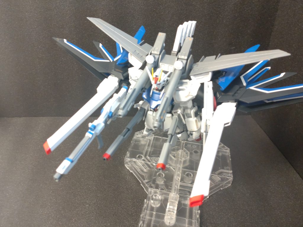 この形態の最大の利点は、高速移動保ったまま全武装を機体正面に向けることができるため、敵拠点に突貫する能力が高いという設定にしました。この形態が一番気に入っています(^^)