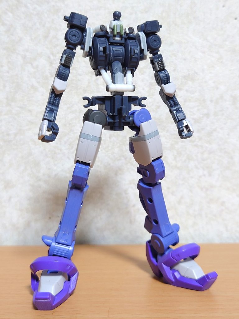 フレーム部の加工・首、肩、腹部のシリンダーをプラ材で製作・首と胴を2mm延長・太ももを5mm延長(写真の時から更に延長してます)・プラ板で胴~肩の接続部を設定に近い形に変更・脇腹装甲の別パーツ化・サイドスカートの接続部を切り詰め・リアスカートの接続をボールジョイントに変更