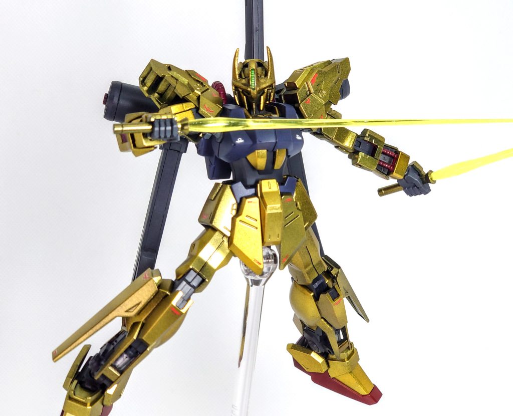 接近戦もこなせます。元の百式も格闘能力高かったみたいですし。いや…グラサンノースリーブが強すぎただけかもしれませんけど。