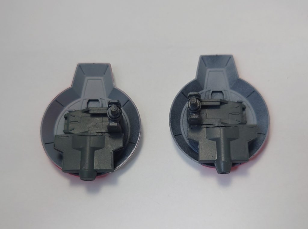 リック・ディアスのバインダーに見立てるのは大型ラウンドシールド、アックスの基部をスラスターっぽくして付けています。