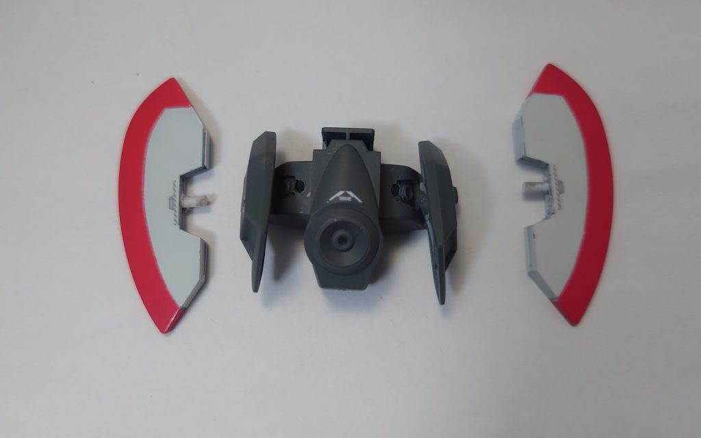 バックパックはリアアーマーの左右可動部を取り付けて、大型アックスの刃を放熱フィンに見立てています。