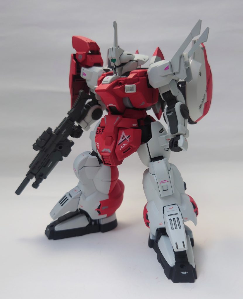 高機動型右肩に追加装甲、バックパックにラウンドシールドを加えています。