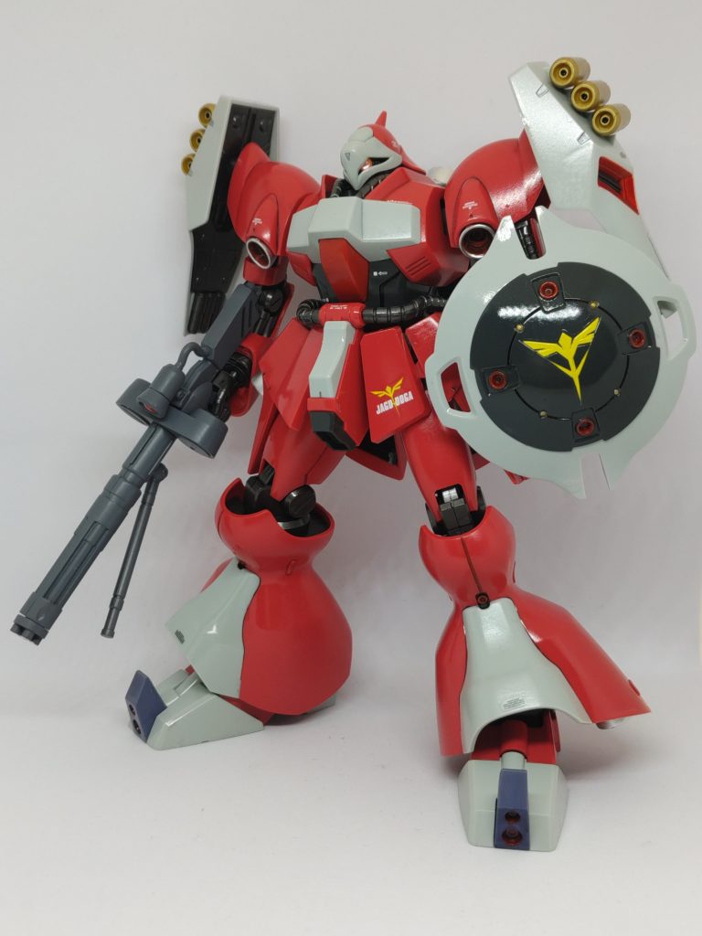 ジム・ジムキャノン2に続き子供にパチ組みだけしてもらって仕上げして完成させました(gundam-kao6)部分塗装箇所はバーニアのシルバーとレッド、膝とつま先のレッド、シールドのレッドとゴールド、ファンネルをゴールド、両肩ファンネル下のレッド、ビームサーベルのナイフ部分シールド、ガトリングガンはグレーで全塗装。関節や動力パイプにABSが多用されてるんですが怖いので何もせず(zaku-kao4)腿と膝の合わせ目は段落ち化。