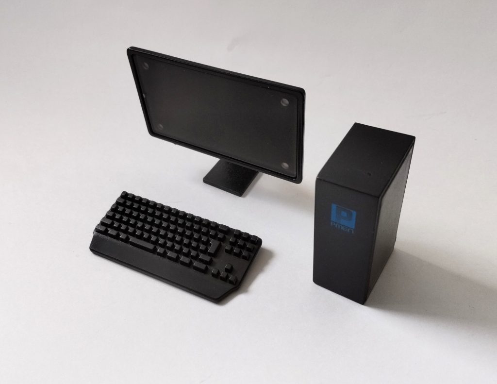 オマケで今回ジオンパートにあったPCです。これは百均のミニチュア用のものを購入し使用しました。最近はMSパート以外で入れるスライドをどうするか悩んでます(´ε`;)ウーン…イラストは然程得意でなく作っていたらワンシーズンに1話になりそうです。山場はいいのですが毎回戦っているシーンだと、物語の緩急がなくなるので工夫を考えてます( ゚д゚)ポカーンこの第三幕は第四幕と前後編で濃いめな内容です。既にジオンパートではオデッサ作戦以降の地上軍の救出を総司令部は打ち切り、来たるべき決戦に備え防衛に専念したりと、機動戦士ガンダム本編では語られなかった所を出してます。今後の展開をお楽しみに(`・ω・´)ゞ次回はジム指揮官機をご紹介! また見てくれたら嬉しいです!(人∀・)タノム