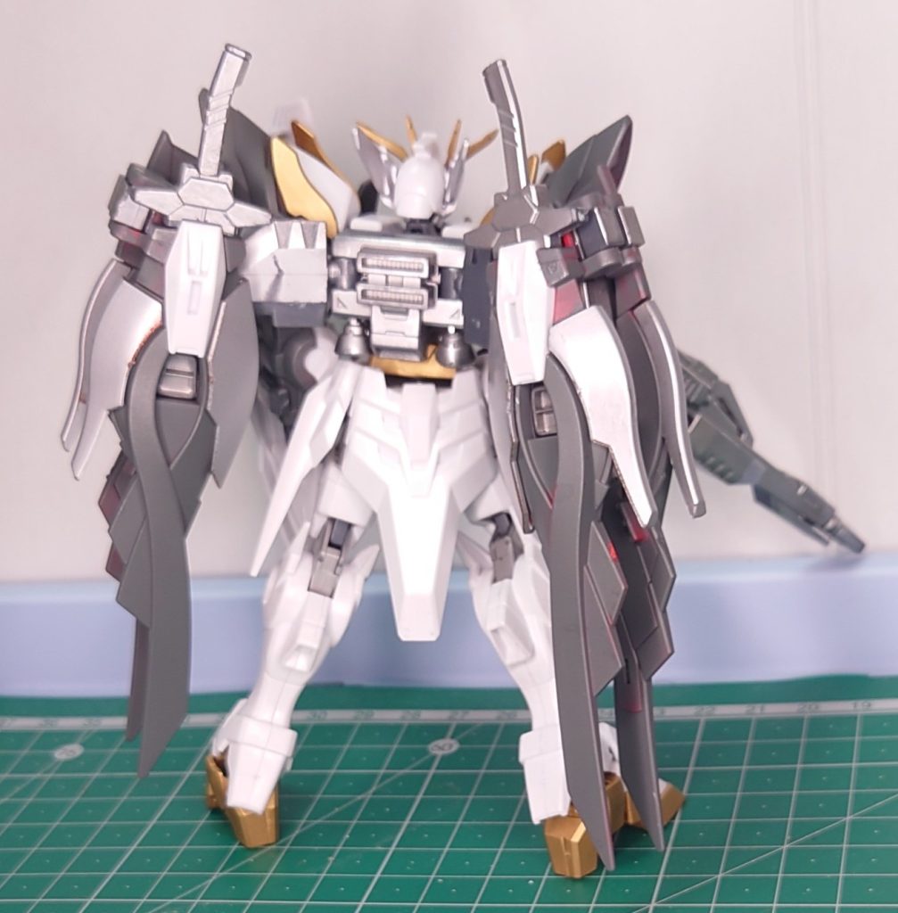 結果は見ての通りイマイチな出来栄えでした。灰色はもっと白い灰色ですね。ウイングガンダムゼロをスノーホワイトカラーにしている方がたくさんいらっしゃるので、もうちょい色々見ながら参考にしたいと思います。