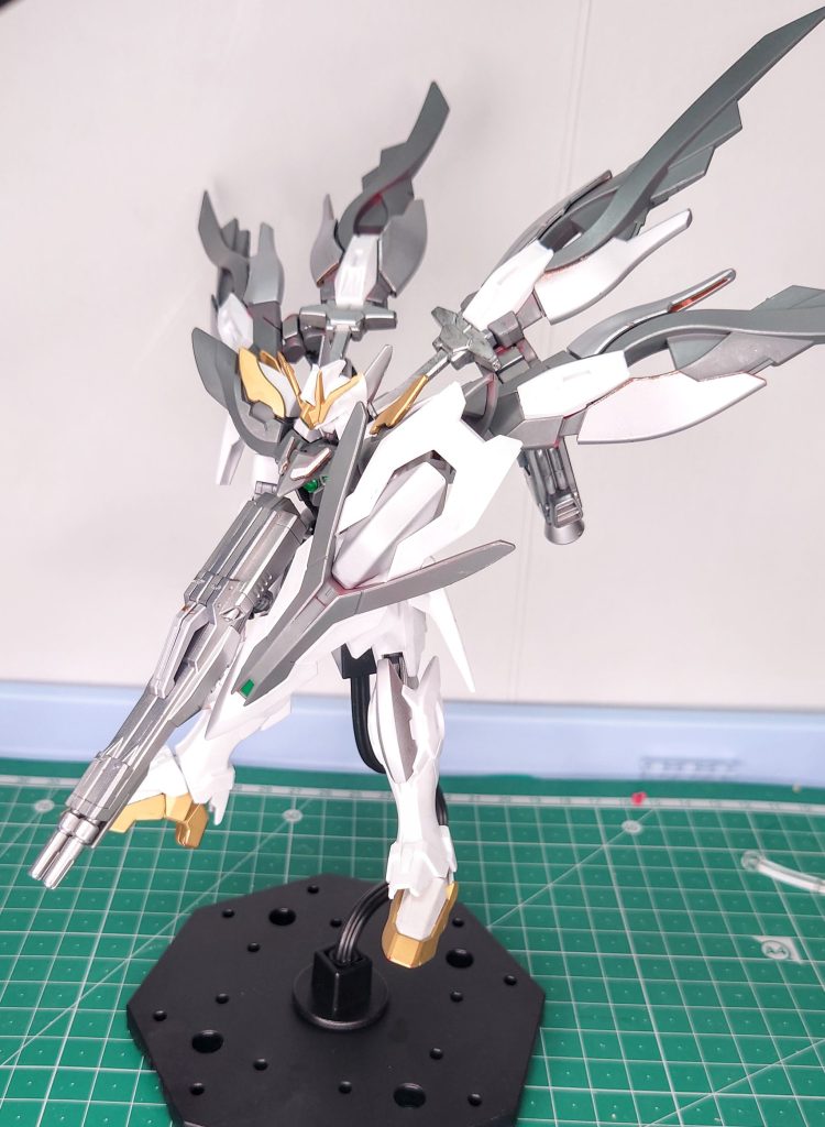 そんなツインバスターライフルは、配色を間違ったので、銀一色に…。MGではこういうしっぱいはしないようにしなきゃ…。