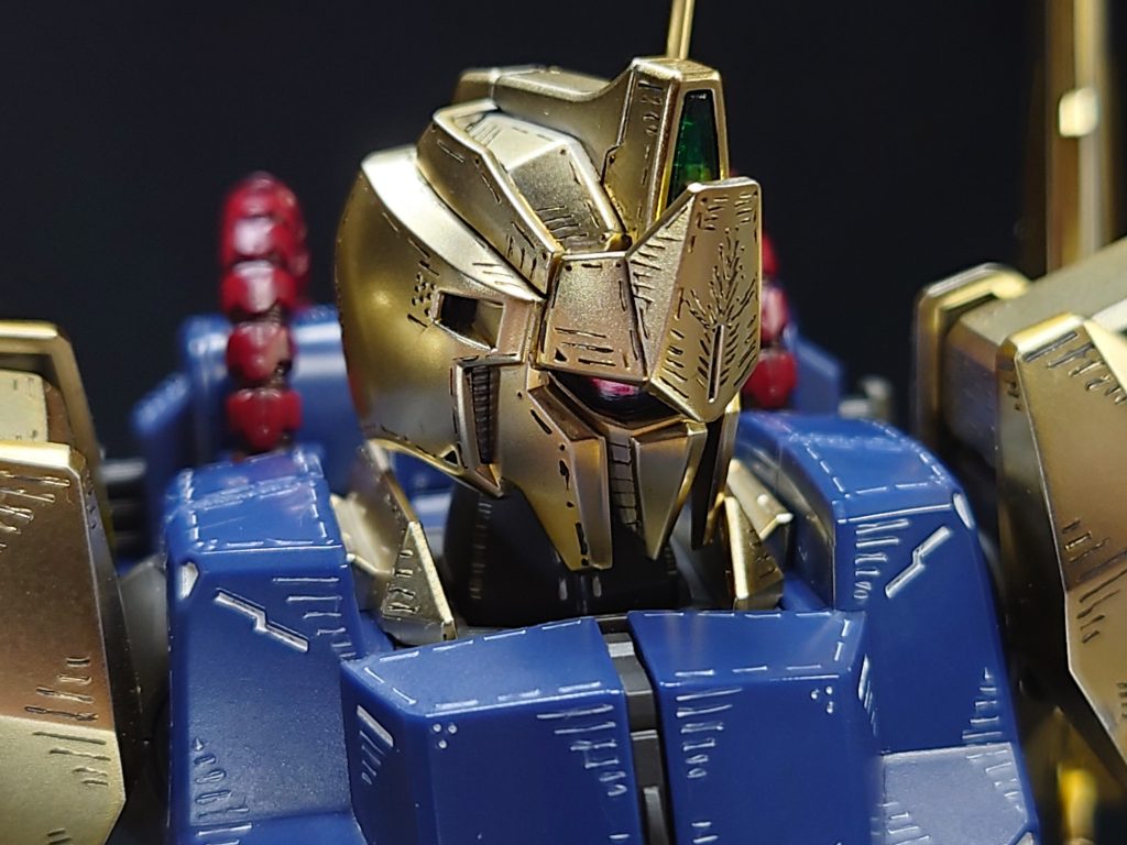 アップは粗さが目立つ。フリーハンド彫刻なので、精密とはいえないかと。