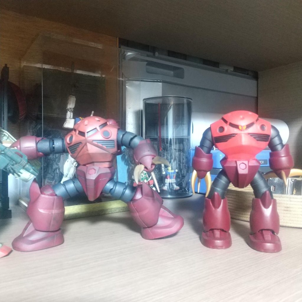 以前作った旧キット（全塗装）とHG（成形色）の差。縮尺は1/144同士やけど、HGの方がでかい。