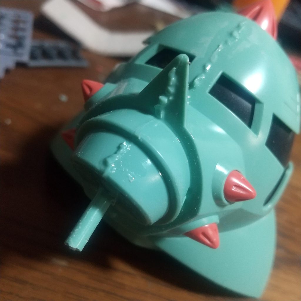 合わせ目がどうもうまく消えないので、ランナーを削ってレモネン接着剤で張り付け、その後、優しくヤスリがけ。