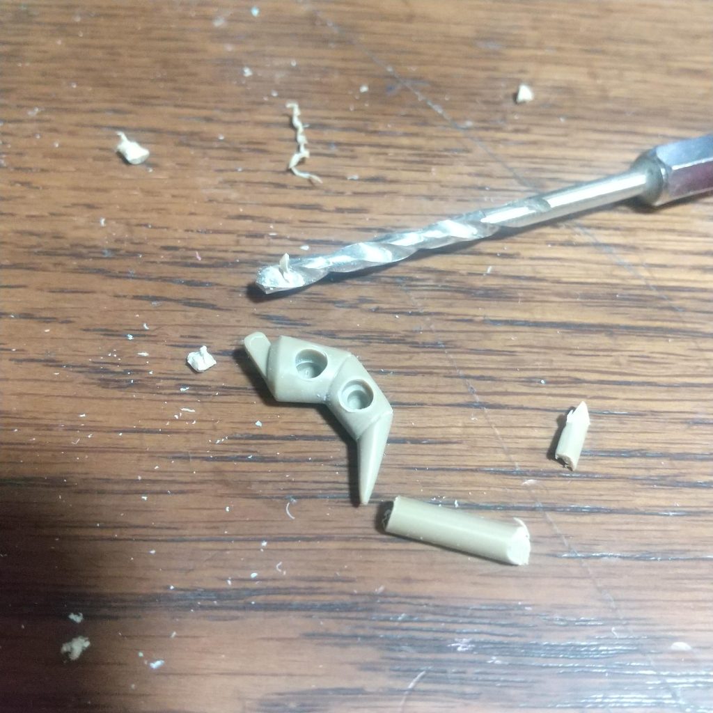 爪や二の腕の肉抜きにもランナーを突っ込んでリモネン接着剤で溶かして詰める。爪の肉抜き穴は、穴に合わせてランナーを切るより、ランナーサイズの穴に拡張したほうが楽でした。ちょっと白化したけど。