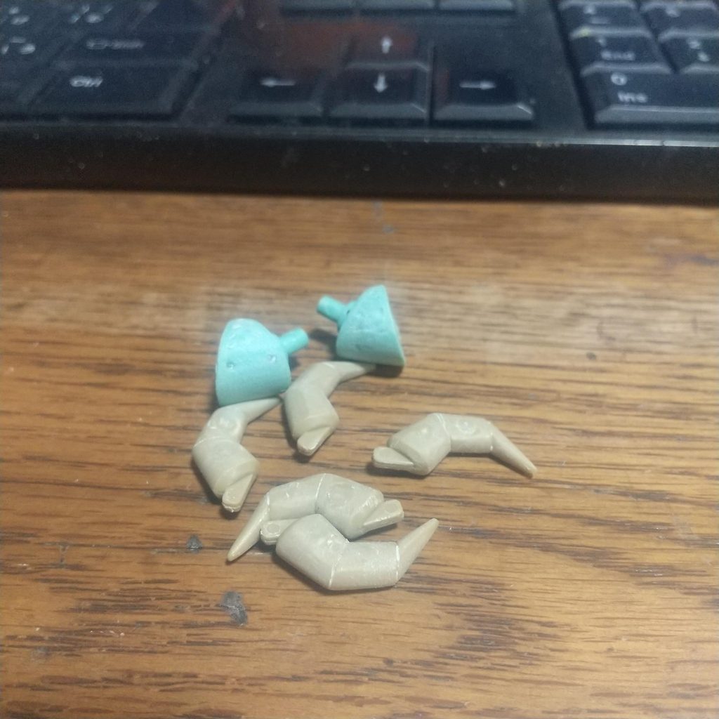 優しく削る。24hr放置してから削ったけど、まだ乾ききらずに柔らかい部分がありました。ヤスリがけしてたらケシゴムのカスみたいな感じで削れる箇所もありました。特に二の腕の穴。