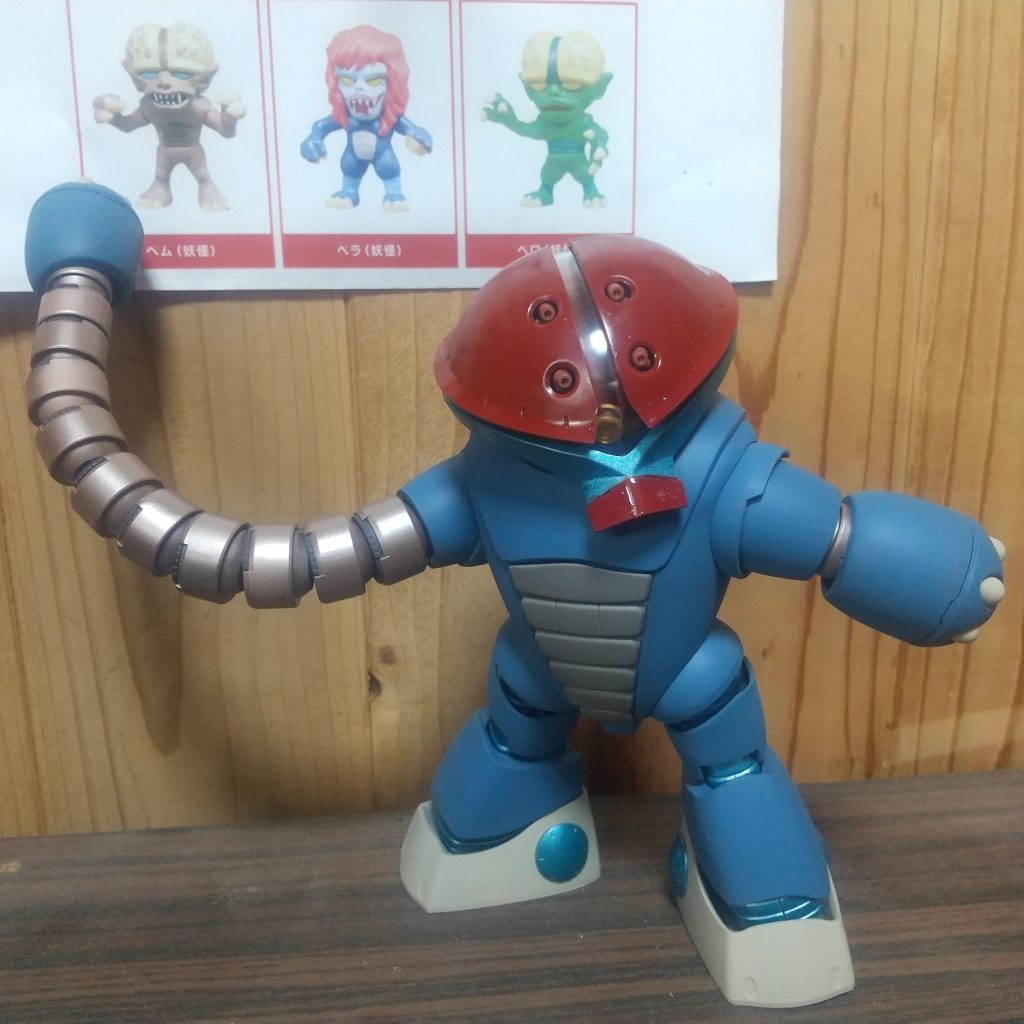 ベラッガイ（ベラ✕アッガイ）は悩みました💦ベラは妖怪人間の中で、妖怪化した後に頭が割れてない唯一の女性キャラ。髪の毛まで生えてる。アッガイのフォルムと違って女性的なスリムボディを想像したけど、改造技術もないのでとりあえず、武器のムチをイメージした腕延長パーツ2体分✌よくよく考えると、妖怪化した後ってムチは使うの？と、疑問。またアニメを見直そう。メインをミディアムブルーにしたんだけど、なんか出来損ないのドラえもんみたい😱と、言うわけで。ムチよりも、なんか痛い感じで完成です😱