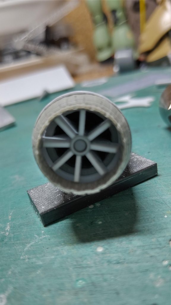 バックパックです。ちょっと見づらいですが、中に飛行機のエンジンパーツ入ってます。噴射口も飛行機のエンジンパーツです(´д｀|||)。