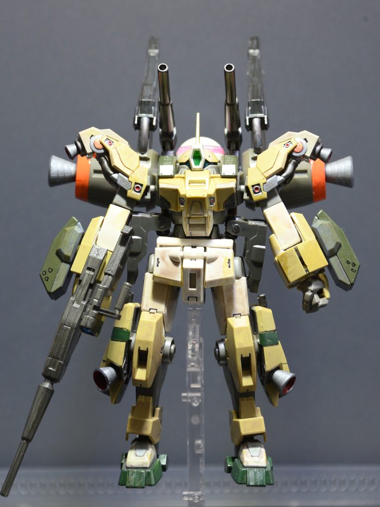 今回のレシピは、バーニアをゴテゴテと追加。大型スラスターの上にライフルの砲身を取り付けて、ランナーの丸い部分を切り取って動力パイプとして接続させてます。左右の腕にはバルカンパックをポン付け（棒の長さは切断して調整）。腰のサイドアーマーとしてディランザの肩アーマーの内部パーツのみをポン付け。つま先と付け根にプラバン貼り付け。スジボリ少々、ウェザリングとして筆洗い用の汚い薄め液を塗りたくりました（今回初めての試み）。