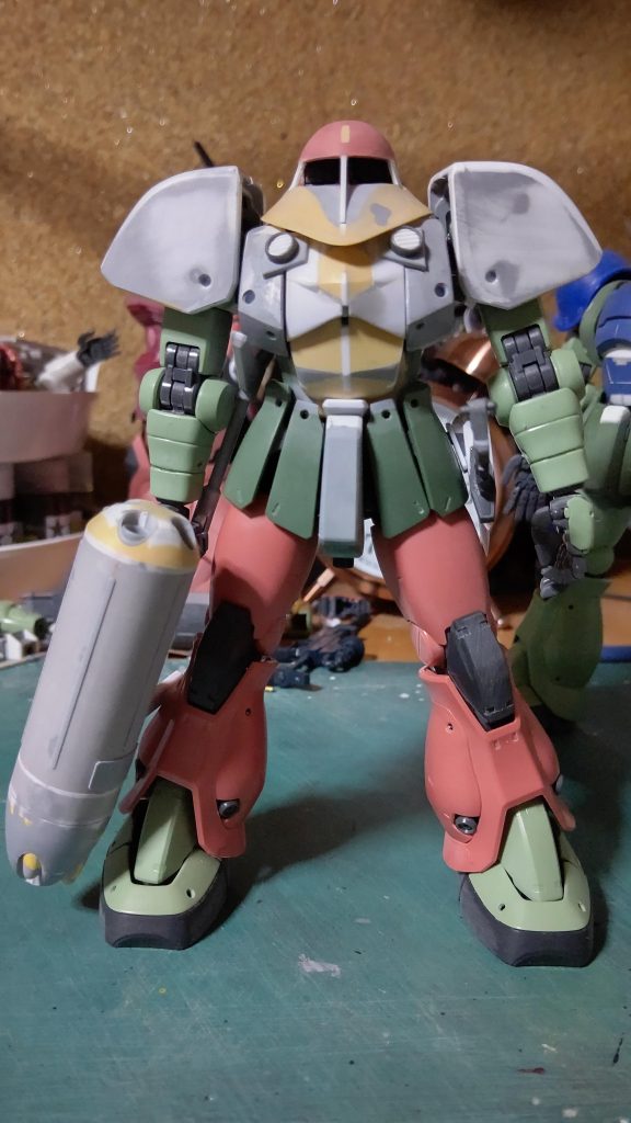 塗装前です。最初と比べると、ずいぶん変わりました。足もS型ベースです。机が汚くてすいませんm(_ _)m。