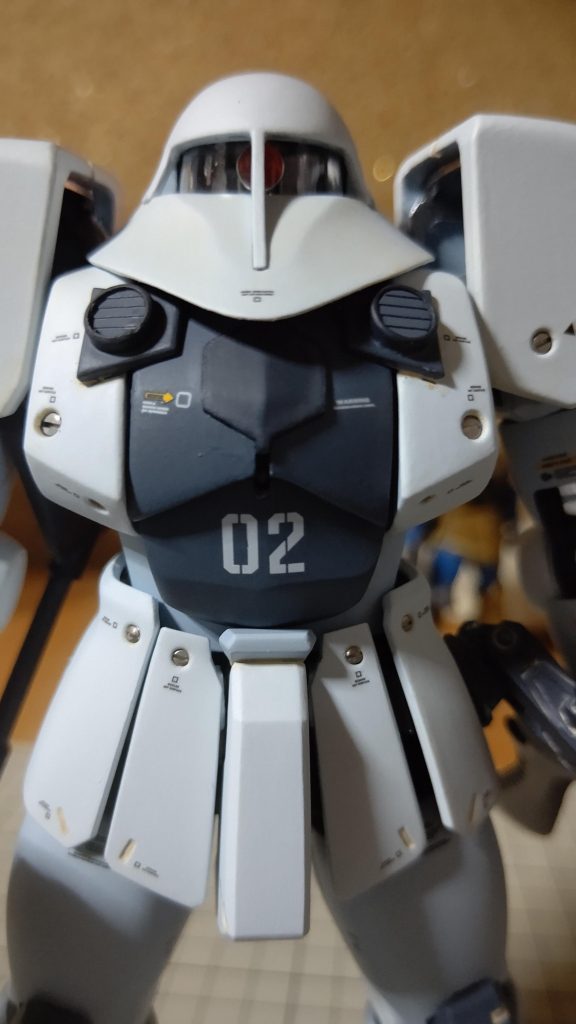 胸のアップです。ズゴックで出てくる丸ダクトの位置が、なんとも胸の中央のパーツに収まらなくて、張り出してます。ハッチもあまり小さく作れなかったので、大きく、ついでに開閉でするように作りました。腹と胸は分割しているので、お腹の前屈できます。パイロットもちゃんと乗っております(｡-ω-)。