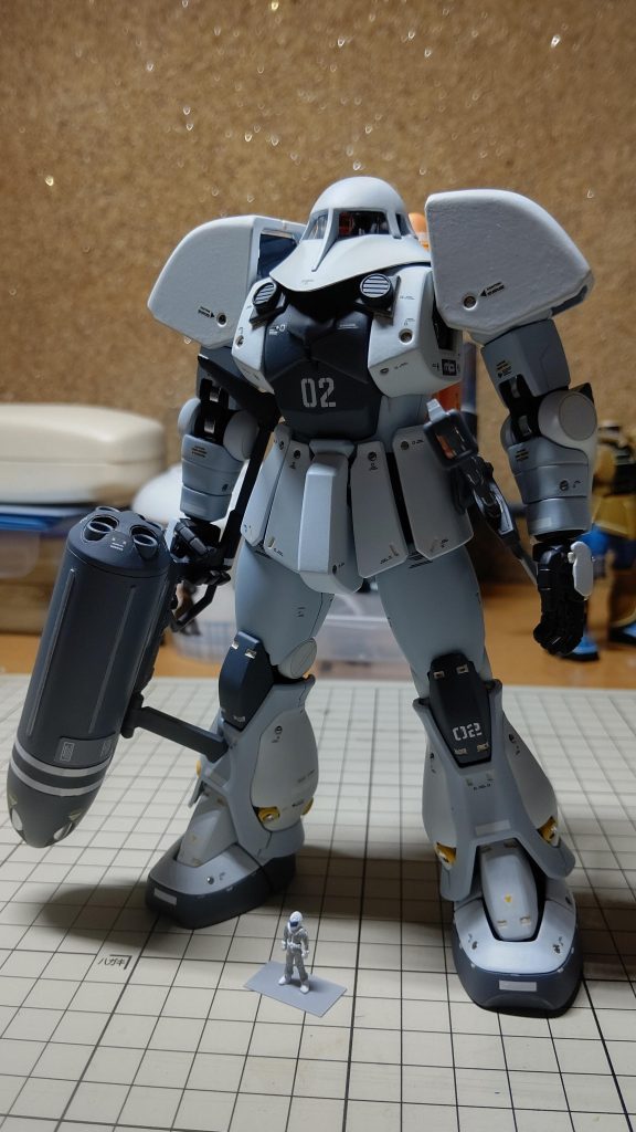 全体です。自分好みと言うか、誇張した感じは、「これはだめ」と思われる方もいらっしゃると思いますので、あくまでも、個人の偏見ということで、よろしくお願いいたします。いやー、このくらいがっつり誇張したかったんです(´д｀|||)。デカールはバンダイとハイキューパーツのコーションマークのグレーです。画像ではジオン章がなかったので、なんか物足りない感じでした(｡-ω-)。 