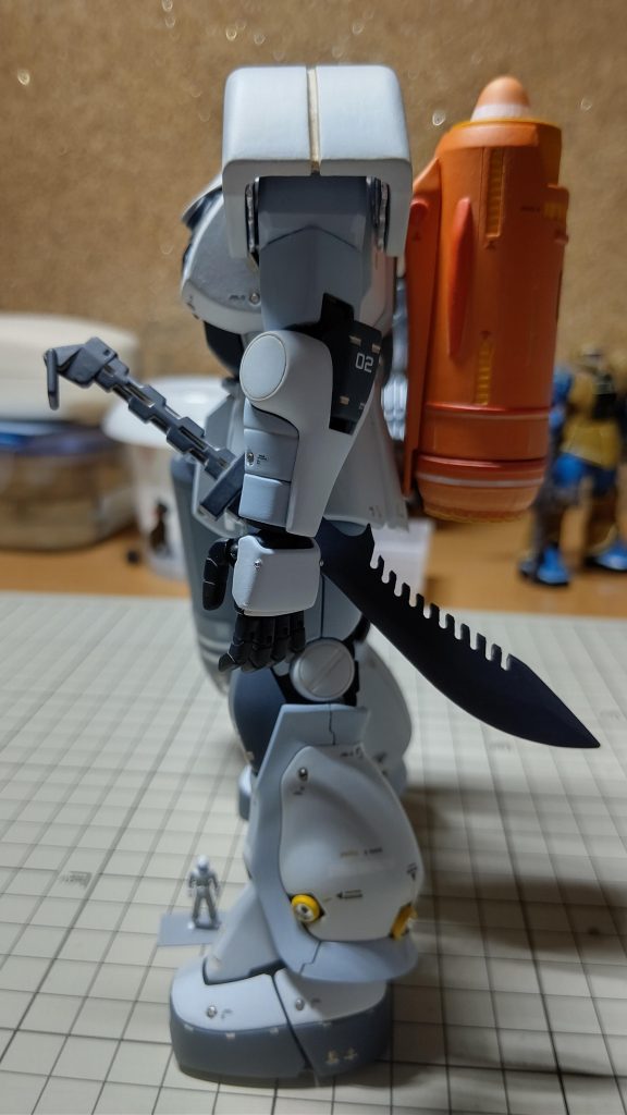 サイドです。ヒートナイフ(？)は、刀身はナイフ型にしたくて、オリジナルからかけはなれて作りました。柄は少し踏襲してます。グフの柄をほぼそのまま使ってます(´д｀|||)。