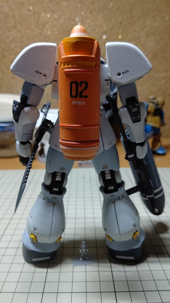 後ろです。バックパックは、WAVEのSタンクと、昔買った、飛行機のエンジンパーツを使ってみました。ズゴックのバックパックをもとに、水流が上から入ってエンジンで噴射される感じを、もうちょっとぐたいてきにしたくて、こんな感じになりました(´д｀|||)。