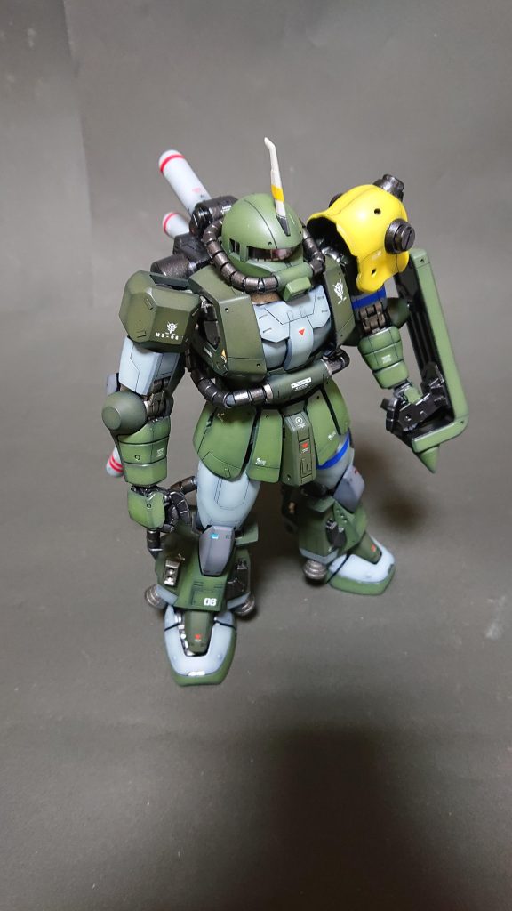 右肩は形状変更し、キャノン接続の為にシールドに付いてたアームを移植。キャノンを持たせる関係でシールドは手持ちタイプに。