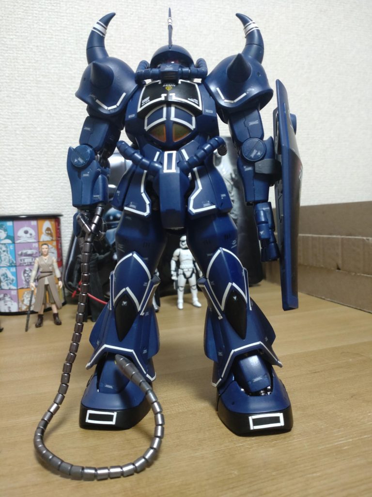 正面です。カラーはティターンズズブルーの筆塗りです。デカール貼ってラインはガンスタの先輩から参考にしてビニールテープで貼りました。最初にしてはだいぶ上手くいったと思います。