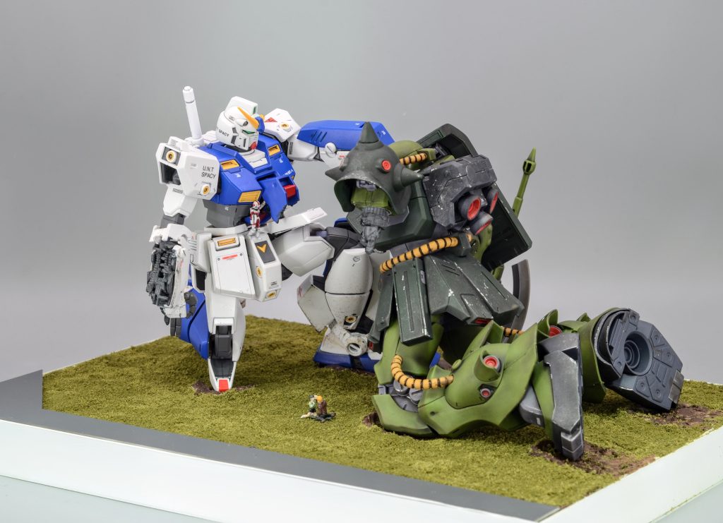 えぐれた部分は先にブラウンで塗り、芝生部分はジオラマ用の芝生パウダーを敷き詰めました