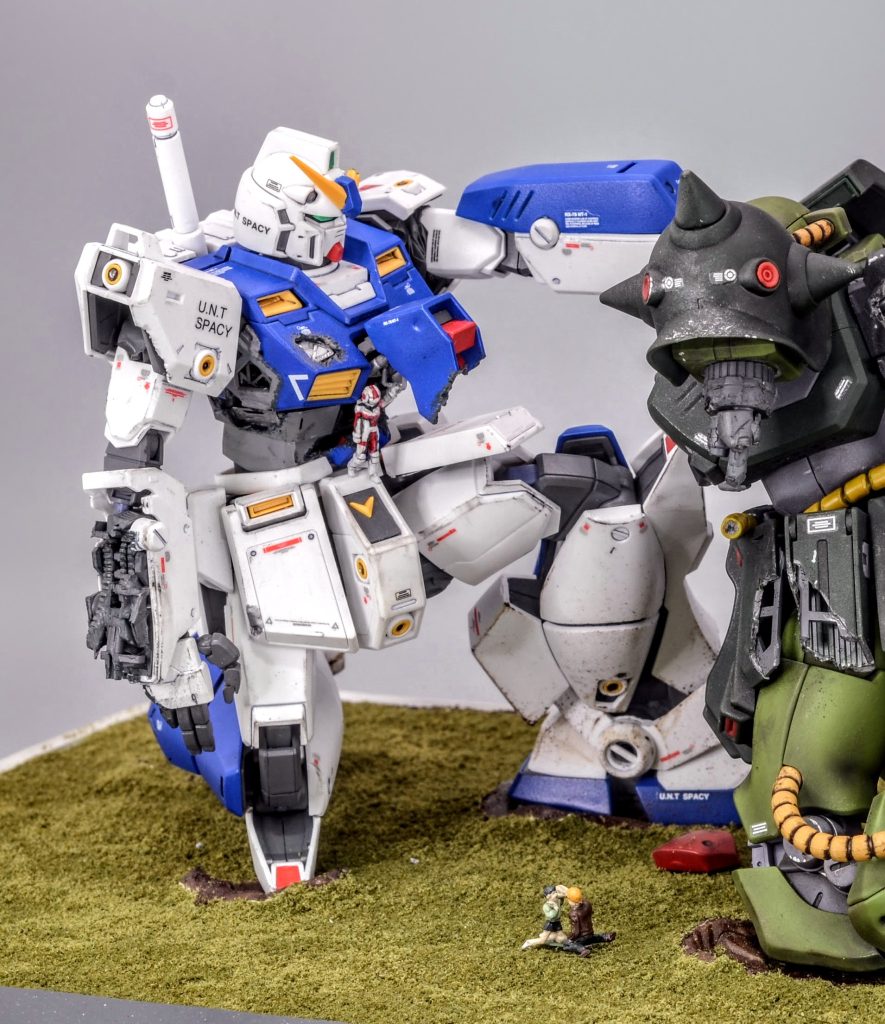 アレックスはザクとの交戦で破損した右腕、爆弾トラップで吹き飛ばされた胸部装甲などダメージを表現