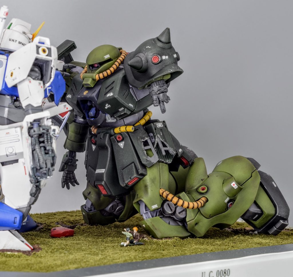 ザクはコクピット内部のシートを自作して電飾を入れ、更に左腕やサイドアーマーなどダメージを受けた部分を追加しました