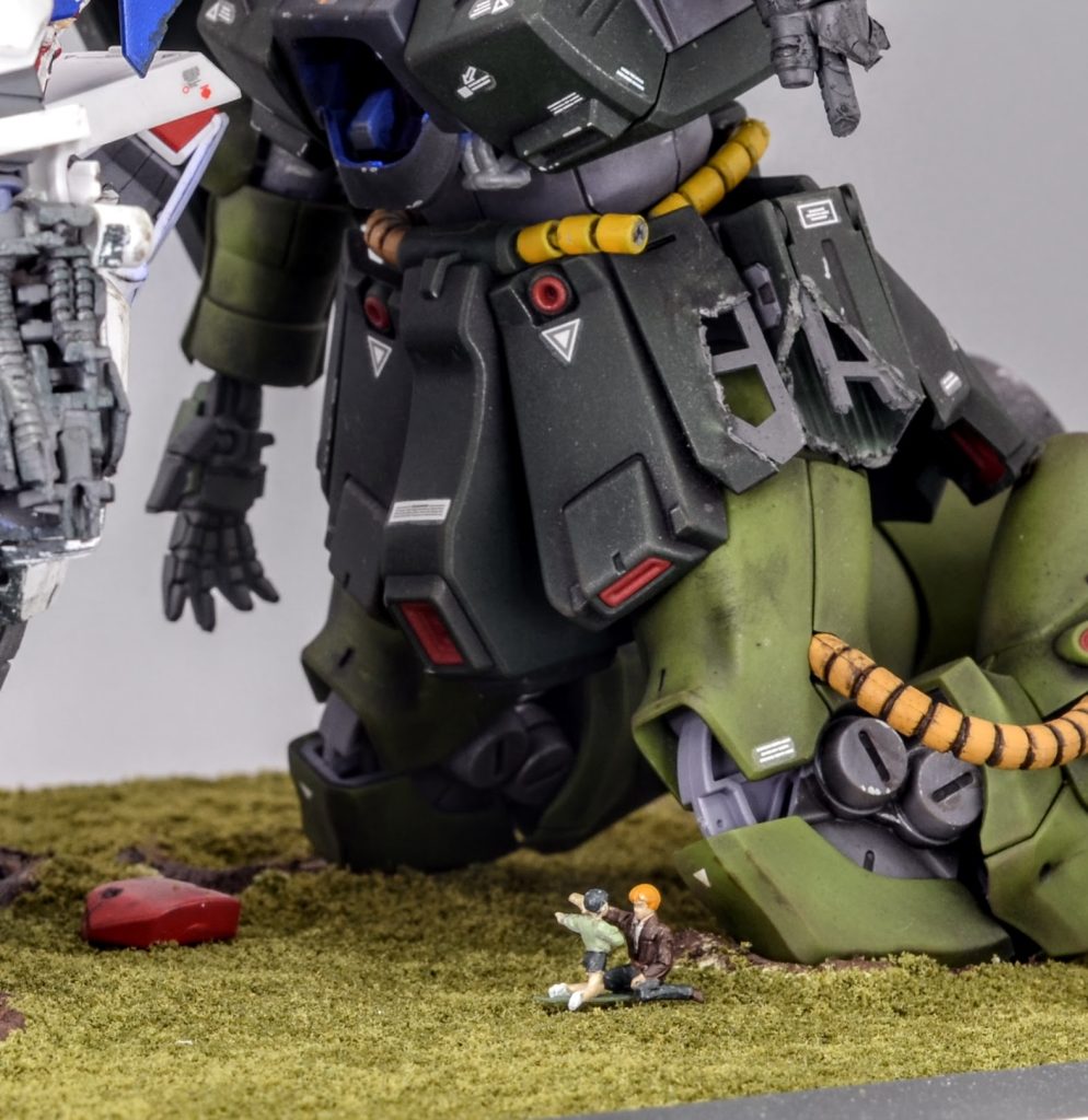 ザクの足元で「もう戦わなくて良いんだ!」とバーニィに説得するアル、バーニィは興奮するアルをなだめています