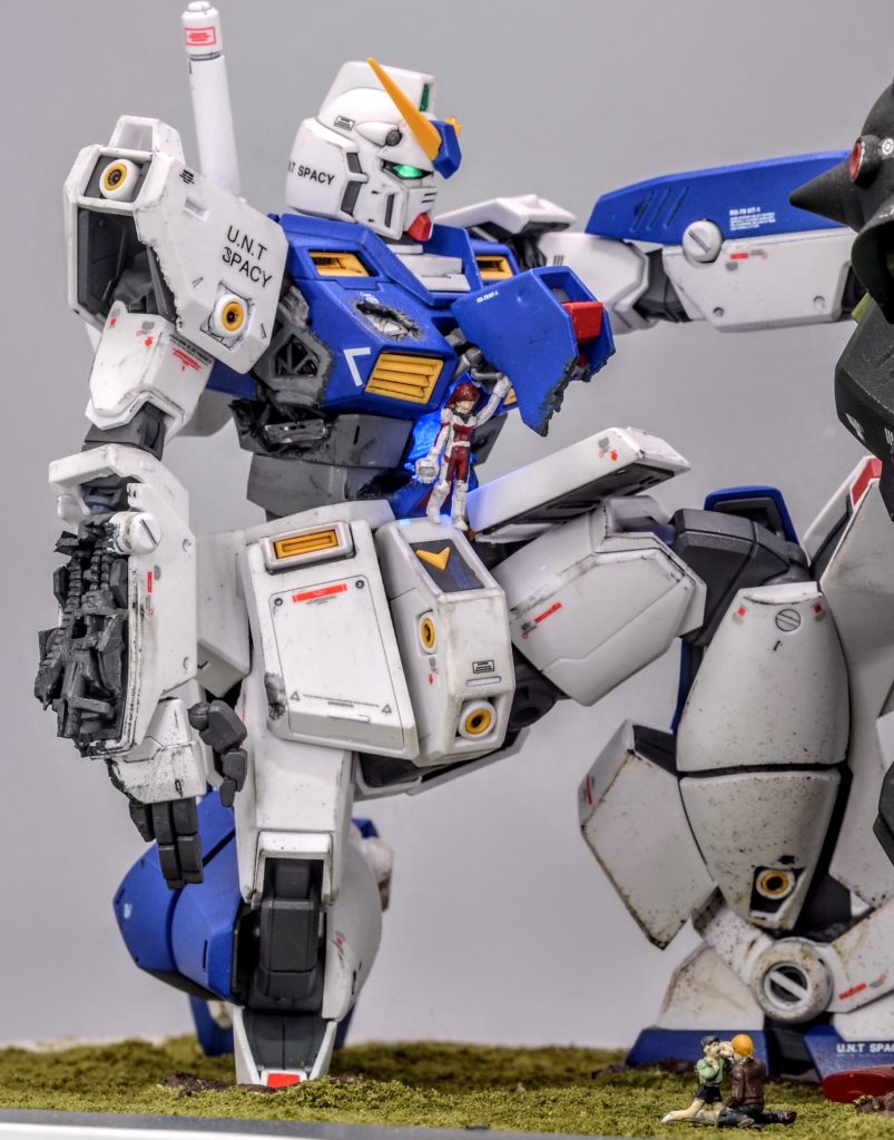 ガンダムのコクピット脇からクリスが優しく見守っています