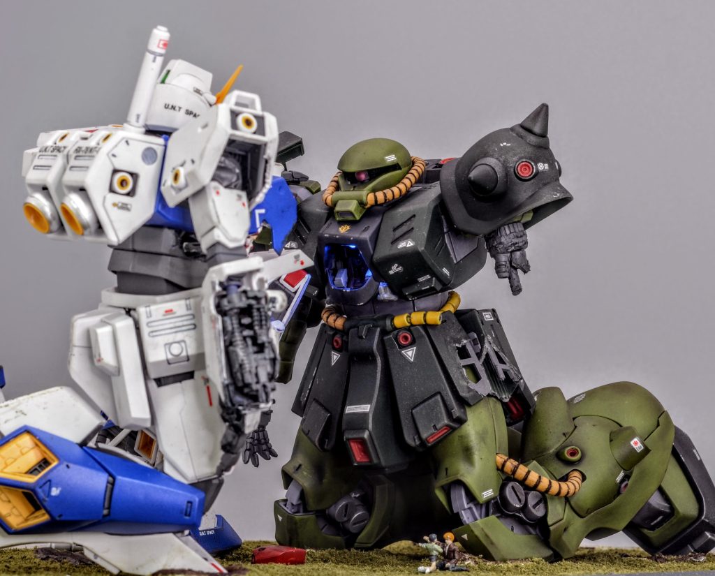 駆け寄るアルに気づき、互いに急制動をかけたものの限界を迎えたザクは崩折れ、それをガンダムが受け止めた、という構図です