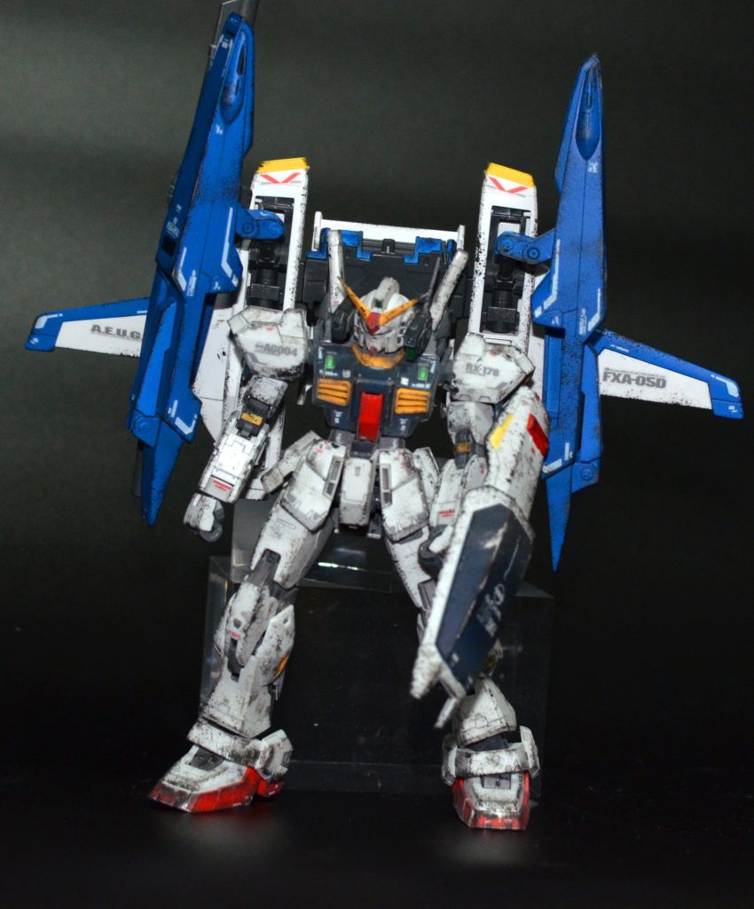 腰にスイングロック機構あるとはいえ、ものすごく重たくて自立しない!ポージングうまくできませんでした。全体的に基本は無塗装なので、汚し塗装にしました。 Gディフェンサーのブルーだけ塗装してます。RG Mk-Ⅱも艶消しかつ汚しなので少し暗めの青に調整。